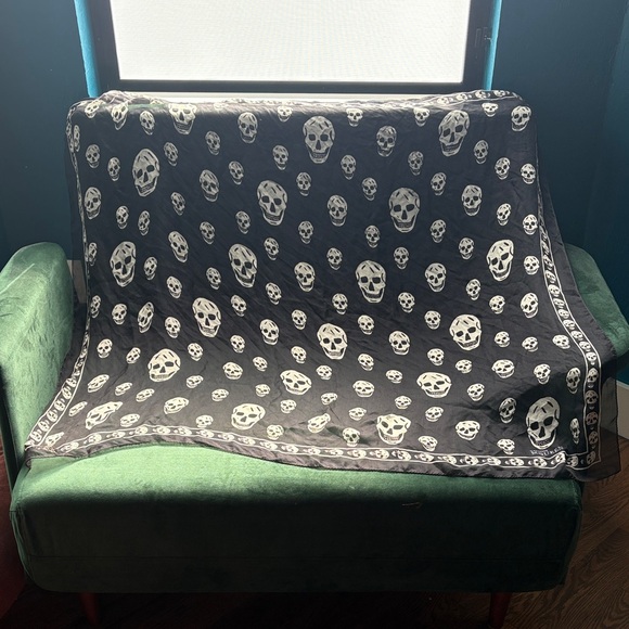 Alexander McQueen Silk Skull Scarf - Picture 3 of 11